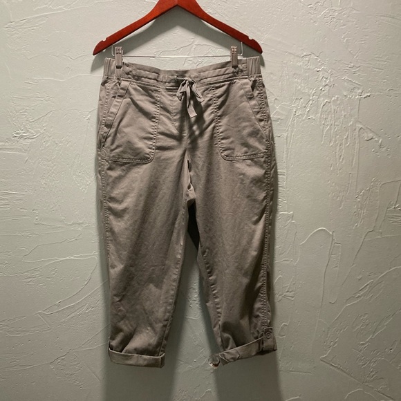 Talbots 
12P Capris Olive Green 
Elastic waist 
Front pockets - Picture 1 of 7